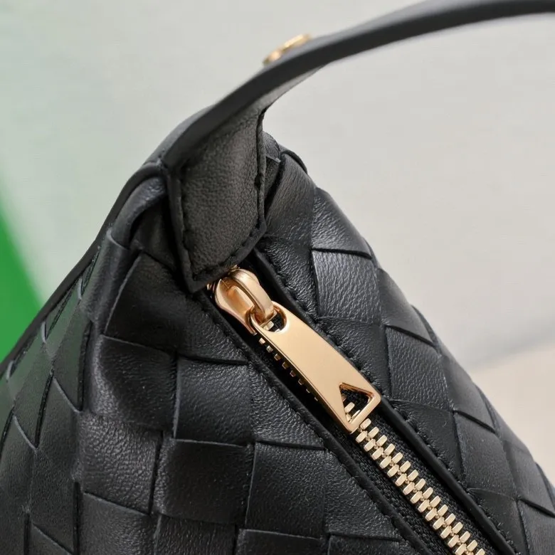 Batch 1360 #BvWallace Shoulder Lunch Bag 🔥 A lunch box bag that you can just grab and go. It is made of classic intrecciato weaving technology and reflects the craftsmanship of Bottega. The entire bag is made of top-grade happa lambskin. It is very soft and lightweight. The small bag shape is cute and exquisite. The interior capacity is also very large and can be carried under the arm. It is quite practical! The bottom of the bag is made of gold metal to prevent wear and tear. The details are really good! Choose this elegant commuting bag for Zaoba people~ Size: 22x13x9.5, model number; 7748#